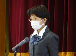 胸に飾りを付けたオシャレな入所児童の写真
