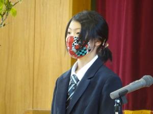 力強く前方を見据えているスーツ姿の入所児童の写真