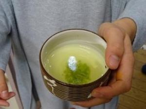 完成した薄緑の手もみ茶が湯呑みに注がれた写真