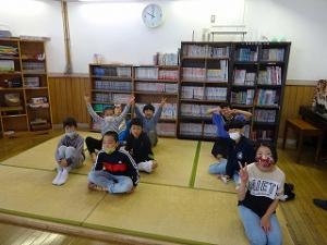 班のメンバー発表を聞く留学児童の写真