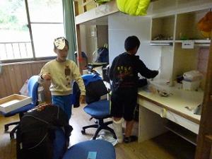部屋替えをする留学児童の写真