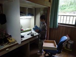 机を片付ける留学児童の写真
