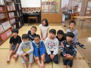交流会が待ちきれないようすの留学児童の写真