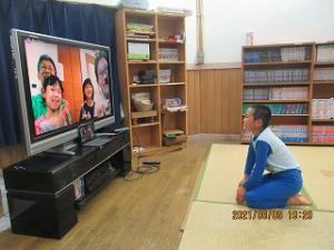 家族とリモート対面する留学児童の写真