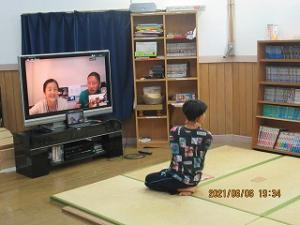 保護者との話が尽きない留学児童の写真