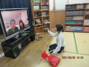親子ともども笑顔満面のオンライン交流会の写真