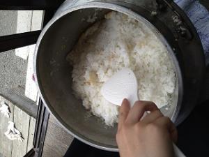 美味しく炊きあがった羽釜ごはんの写真