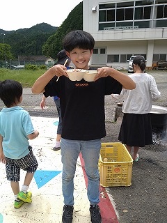 いただきますをする留学児童の写真