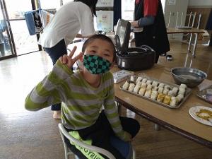 おにぎりの準備をする留学児童の写真