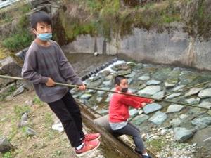 マス釣りに挑戦する留学児童の写真