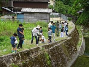家族で釣りを楽しむ留学児童の写真