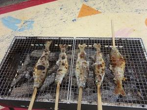 美味しく焼きあがったニジマスの写真