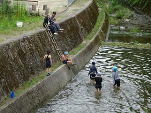 終盤に、川遊びをする留学児童の写真
