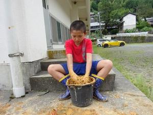 黙々と作業する留学児童の写真