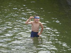 川遊びを楽しむ留学児童の写真