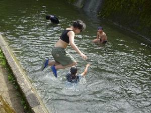慣れたようすで飛び込む留学児童の写真