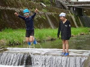 川遊びに喜び爆発の留学児童の写真