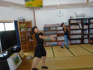 竹とんぼを飛ばす留学児童の写真