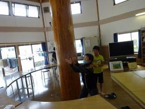 工夫して何度もチャレンジする留学児童の写真