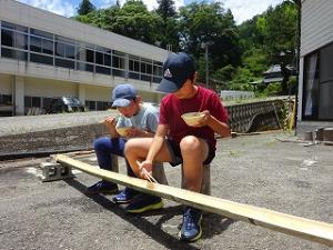 最下流でミニトマトを待ち構える留学児童の写真
