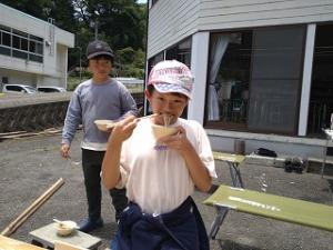 完食し満足げな留学児童の写真