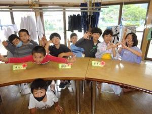お誕生日会前の留学児童の記念写真