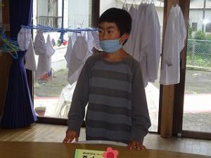 誕生日の抱負を語る留学児童の写真