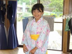 浴衣で誕生日のお祝いを受ける留学児童の写真