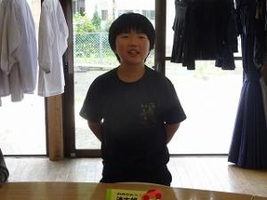 感想を発表する誕生日の留学児童の写真