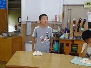 お祝いの気持ちを伝える留学児童の写真