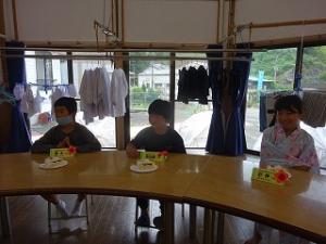 主役の3人のうれしそうな笑顔の写真
