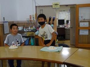 お祝いのメッセージを伝える留学児童の写真
