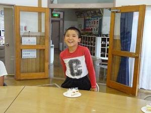 お祝いの気持ちを伝える留学児童の写真