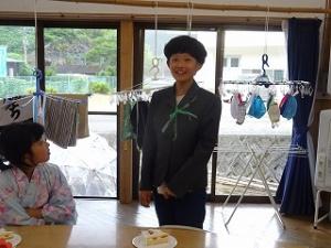 正装してお祝いを述べる留学児童の写真