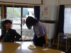 礼儀正しくお祝いを伝える留学児童の写真