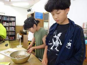 炊き込みご飯の準備をする留学女子の写真