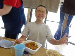 あっという間に出来上がり満面の笑みの留学児童の写真