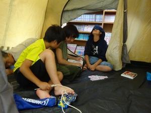 食後にテントでくつろぐ留学児童の写真