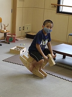 木馬で遊ぶ留学児童の写真