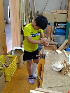 木工に取り組む留学児童の写真