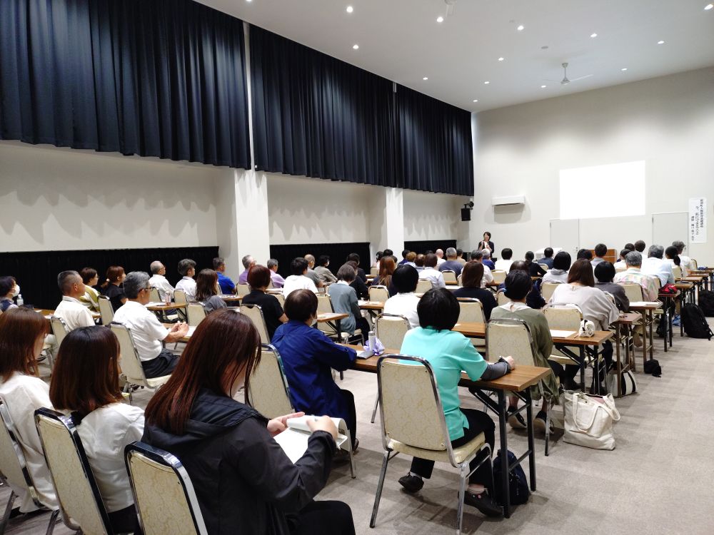 多くの町民が参加し、登壇者の話を熱心に聞いている砥部町人権教育指導者養成基礎講座の様子を後ろから写した写真