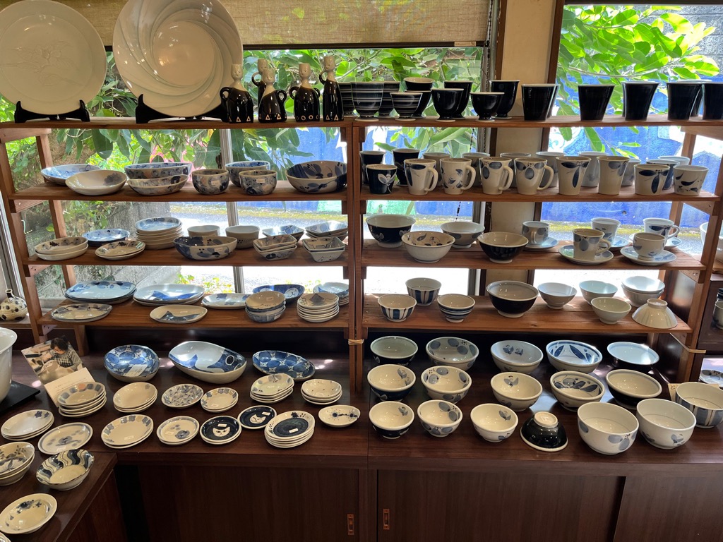 ギャラリーにある壺や器