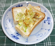 食器に盛りつけられた、長ねぎのじゃこマヨトーストの写真