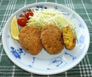 食器に盛りつけられた、鶏肉レバー入りかぼちゃコロッケの写真