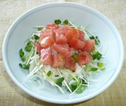 食器に盛りつけられた、トマトのさっぱりサラダの写真