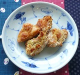 食器に盛りつけられた、若鶏のカレー焼きの写真