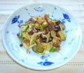 食器に盛りつけられた、夏野菜とキノコのパスタの写真
