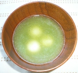 食器に盛りつけられた、オクラのすり流しの写真