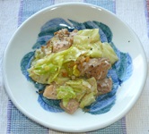 食器に盛りつけられた、鶏肉とキャベツの塩だれ炒めの写真