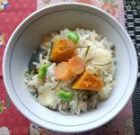食器に盛りつけられた、カボッチご飯の写真